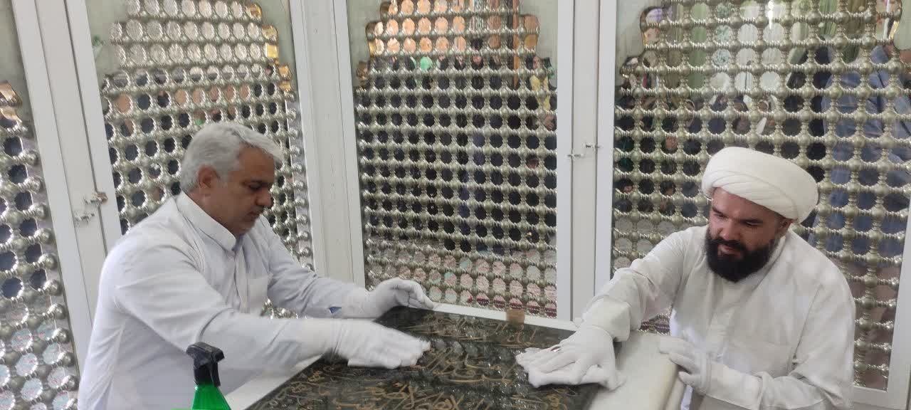 غبار روبی بقعه متبرکه امامزاده سید مرتضی در شهرستان کاشمر