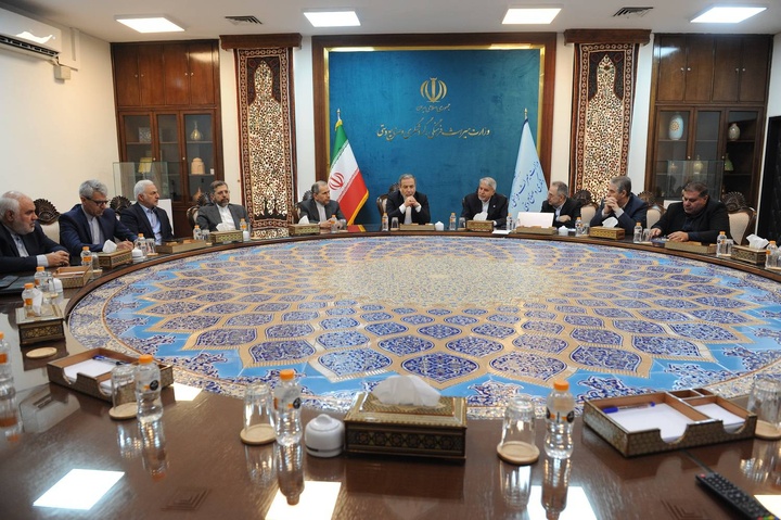 تاکید وزرای میراث‌فرهنگی و امور خارجه بر تشکیل کمیته مشترک برای توسعه همکاری‌ها/ صالحی‌امیری: استقرار رایزنان گردشگری در کشورهای هدف را با همکاری وزارت امور خارجه دنبال می‌کنیم/ عراقچی: با هم‌افزایی دو وزارتخانه، مسیر توسعه گردشگری ایران هموار می‌شود