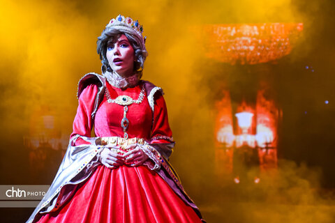 نمایش «سرزمین خورشید»