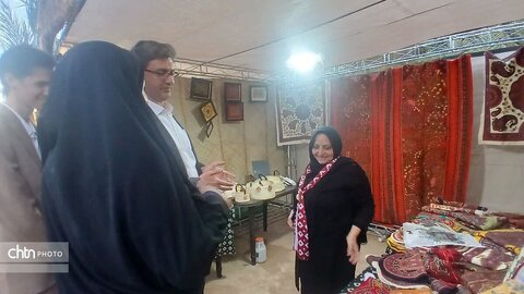 بازدید مدیرکل میراث‌فرهنگی، گردشگری و صنایع‌دستی استان از غرفه‌های صنایع‌دستی جشنواره خرما بافق