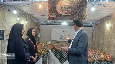 بازدید مدیرکل میراث‌فرهنگی، گردشگری و صنایع‌دستی استان از غرفه‌های صنایع‌دستی جشنواره خرما بافق