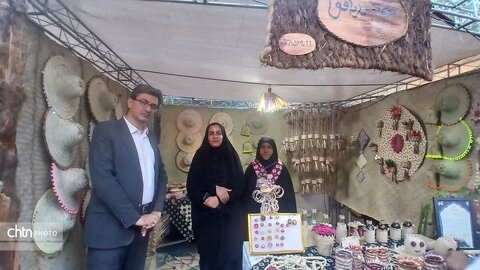 بازدید مدیرکل میراث‌فرهنگی، گردشگری و صنایع‌دستی استان از غرفه‌های صنایع‌دستی جشنواره خرما بافق