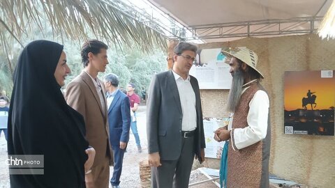بازدید مدیرکل میراث‌فرهنگی، گردشگری و صنایع‌دستی استان از غرفه‌های صنایع‌دستی جشنواره خرما بافق