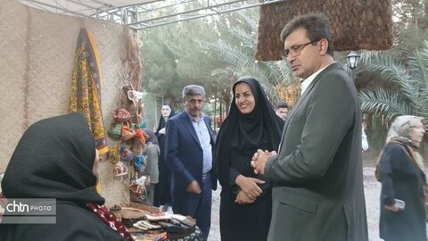 بازدید مدیرکل میراث‌فرهنگی، گردشگری و صنایع‌دستی استان از غرفه‌های صنایع‌دستی جشنواره خرما بافق