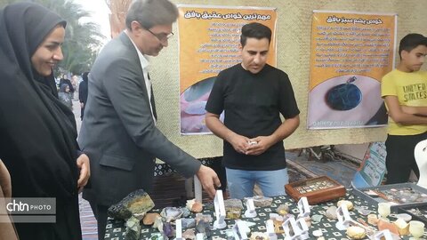 بازدید مدیرکل میراث‌فرهنگی، گردشگری و صنایع‌دستی استان از غرفه‌های صنایع‌دستی جشنواره خرما بافق