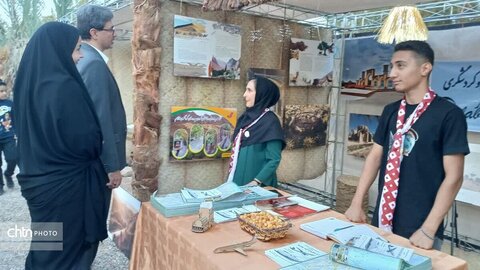 بازدید مدیرکل میراث‌فرهنگی، گردشگری و صنایع‌دستی استان از غرفه‌های صنایع‌دستی جشنواره خرما بافق
