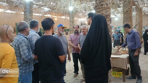 بازدید مدیرکل میراث‌فرهنگی، گردشگری و صنایع‌دستی استان از غرفه‌های صنایع‌دستی جشنواره خرما بافق