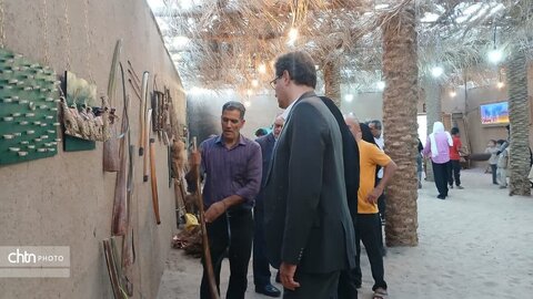 بازدید مدیرکل میراث‌فرهنگی، گردشگری و صنایع‌دستی استان از غرفه‌های صنایع‌دستی جشنواره خرما بافق