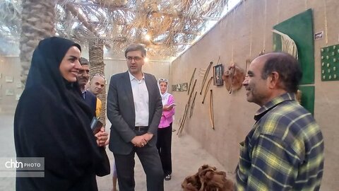 بازدید مدیرکل میراث‌فرهنگی، گردشگری و صنایع‌دستی استان از غرفه‌های صنایع‌دستی جشنواره خرما بافق