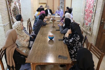 نشست تخصصی مدیرکل میراث فرهنگی استان مرکزی با اعضای شرکت تعاونی تأمین نیاز تولیدکنندگان صنایع‌دستی برگزار شد