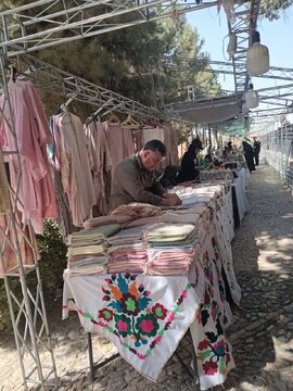 برگزاری نمایشگاه صنایع‌دستی در باغ آرامگاهی عطار نیشابوری