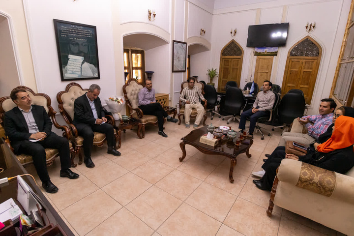 نشست هیئت مدیره انجمن حرفه‌ای راهنمایان گردشگری با مدیرکل میراث‌فرهنگی همدان