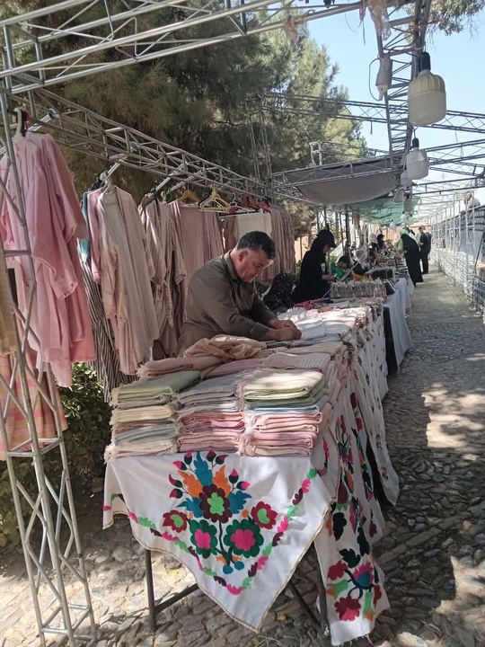 برگزاری نمایشگاه صنایع‌دستی در باغ آرامگاهی عطار نیشابوری