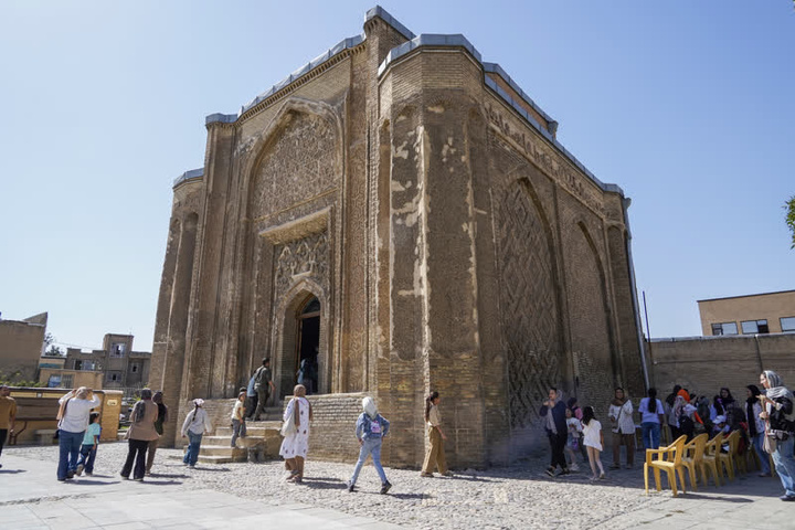 آشنایی کودکان همدانی با خط کوفی بنایی  