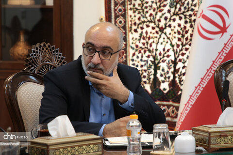 نشست صمیمانه وزیر میراث‌فرهنگی، گردشگری و صنایع‌دستی با دبیرکل و اعضای خانه کارگر