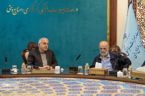 نشست صمیمانه وزیر میراث‌فرهنگی، گردشگری و صنایع‌دستی با دبیرکل و اعضای خانه کارگر