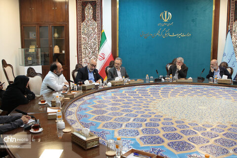 نشست صمیمانه وزیر میراث‌فرهنگی، گردشگری و صنایع‌دستی با دبیرکل و اعضای خانه کارگر