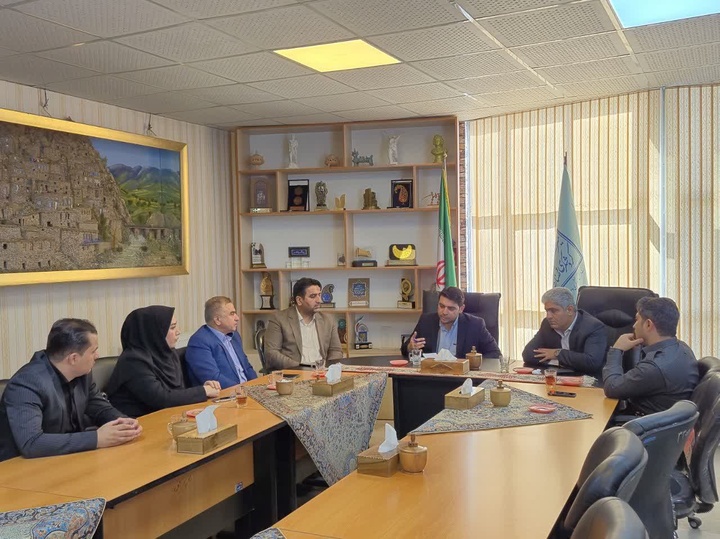 ایجاد گذر گردشگری، به رونق بازار محلی و توسعه اقتصاد شهری کمک می‌کند