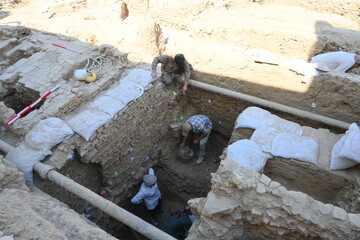 کاوش مقابل مسجد جامع کمرزرین/ کاشی‌های زرین فام و معرق و مجموعه ارزشمندی از سکه‌های فلوس