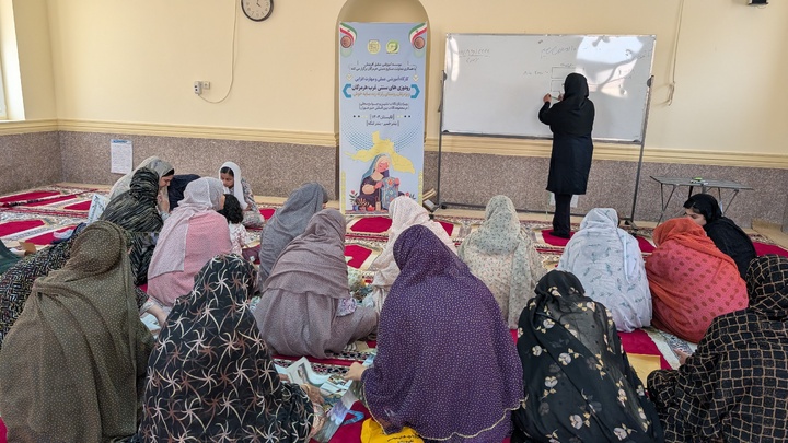 دومین دوره آموزشی رودوزی‌های سنتی در روستای زلزله‌زده سایه‌خوش برگزار شد/ ۳۰ بانوی روستا مهارت دوخت لچک را فرا گرفتند