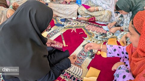 دوره آموزشی رودوزیهای سنتی در روستای زلزله زده سایه خوش بندرلنگه