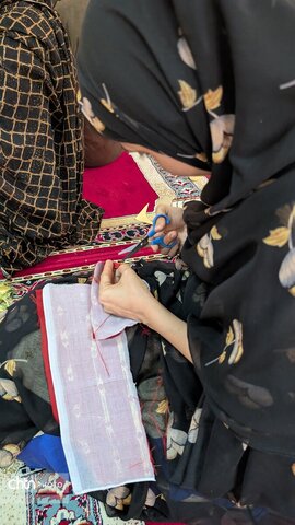 دوره آموزشی رودوزیهای سنتی در روستای زلزله زده سایه خوش بندرلنگه