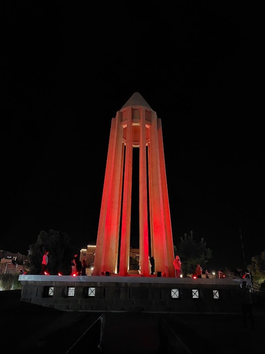 بنای آرامگاه بوعلی‌سینا به رنگ قرمز درآمد