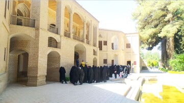 استقبال بی‌نظیر مردم از بزرگ‌ترین فرش تصویری جهان در موزه میراث جهانی باغ اکبریه/بازدید تا پایان مهر تمدید شد