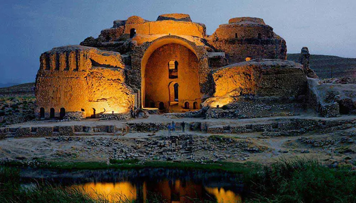 آغاز عملیات نورپردازی کاخ اردشیر فیروزآباد با هدف ارتقاء جلوه‌های بصری و جذب گردشگر