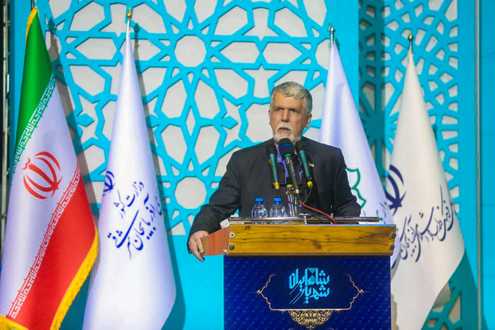 شهریار به‌واسطه زبان روشنفکرانه و عامیانه خود پیوندی میان زبان کلاسیک و زبان مردم ایجاد کرده است