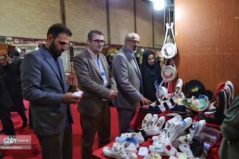 بازدید مدیرکل میراث فرهنگی زنجان از غرفه های صنایع دستی نمایشگاه ملی صنایع دستی زنجان