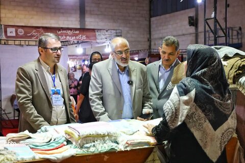 بازدید مدیرکل میراث فرهنگی زنجان از غرفه های صنایع دستی نمایشگاه ملی صنایع دستی زنجان