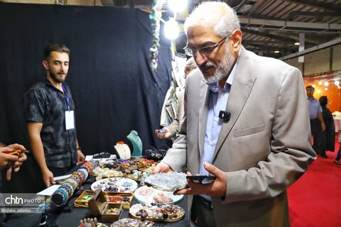 بازدید مدیرکل میراث فرهنگی زنجان از غرفه های صنایع دستی نمایشگاه ملی صنایع دستی زنجان