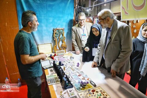 بازدید مدیرکل میراث فرهنگی زنجان از غرفه های صنایع دستی نمایشگاه ملی صنایع دستی زنجان