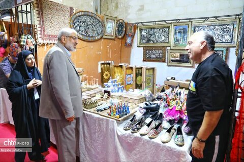 بازدید مدیرکل میراث فرهنگی زنجان از غرفه های صنایع دستی نمایشگاه ملی صنایع دستی زنجان