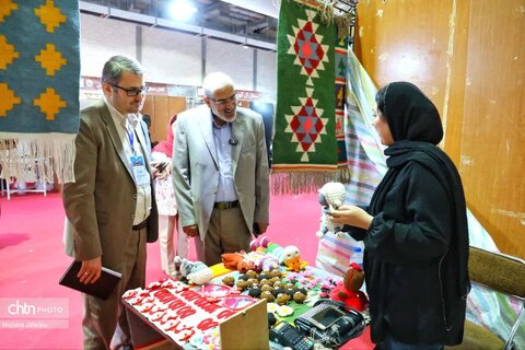 بازدید مدیرکل میراث فرهنگی زنجان از غرفه های صنایع دستی نمایشگاه ملی صنایع دستی زنجان
