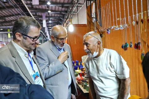 بازدید مدیرکل میراث فرهنگی زنجان از غرفه های صنایع دستی نمایشگاه ملی صنایع دستی زنجان