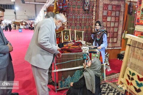 بازدید مدیرکل میراث فرهنگی زنجان از غرفه های صنایع دستی نمایشگاه ملی صنایع دستی زنجان