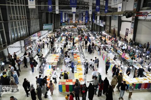 بازدید مدیرکل میراث فرهنگی زنجان از غرفه های صنایع دستی نمایشگاه ملی صنایع دستی زنجان