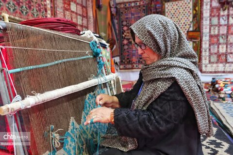 بازدید مدیرکل میراث فرهنگی زنجان از غرفه های صنایع دستی نمایشگاه ملی صنایع دستی زنجان