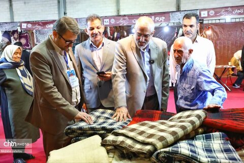 بازدید مدیرکل میراث فرهنگی زنجان از غرفه های صنایع دستی نمایشگاه ملی صنایع دستی زنجان