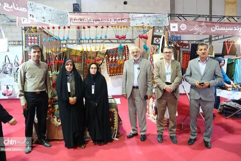 بازدید مدیرکل میراث فرهنگی زنجان از غرفه های صنایع دستی نمایشگاه ملی صنایع دستی زنجان