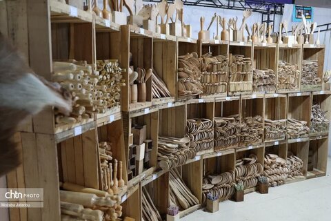 بازدید مدیرکل میراث فرهنگی زنجان از غرفه های صنایع دستی نمایشگاه ملی صنایع دستی زنجان