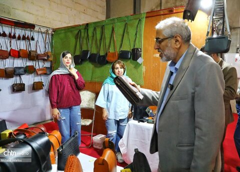 بازدید مدیرکل میراث فرهنگی زنجان از غرفه های صنایع دستی نمایشگاه ملی صنایع دستی زنجان