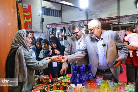 بازدید مدیرکل میراث فرهنگی زنجان از غرفه های صنایع دستی نمایشگاه ملی صنایع دستی زنجان
