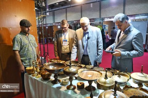 بازدید مدیرکل میراث فرهنگی زنجان از غرفه های صنایع دستی نمایشگاه ملی صنایع دستی زنجان