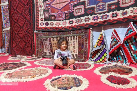 بازدید مدیرکل میراث فرهنگی زنجان از غرفه های صنایع دستی نمایشگاه ملی صنایع دستی زنجان