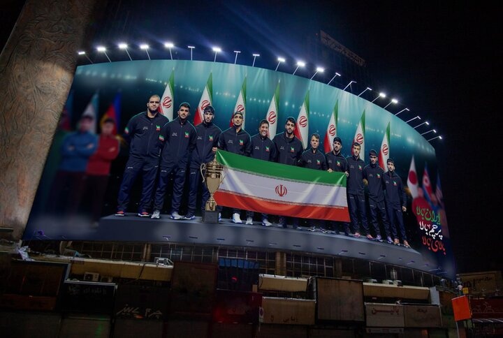 دیوارنگاره میدان ولیعصر (عج) به قهرمانان کشتی فرنگی پرداخت