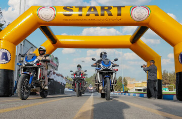 حرکت روی دوچرخ در مسیر گردشگری مسئولانه و رانندگی ایمن