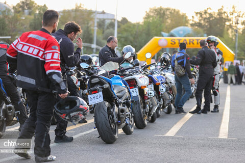 رالی تور ملی موتورسیکلت «بشارت فتح» به مناسبت هفته دفاع مقدس از تهران به یزد